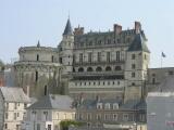 A cidade de Amboise fica perto de Blois e  a segunda de interesse turstico para quem vem de Paris. O castelo de Amboise fica no centro histrico, numa elevao s margens do Loire. Foi construdo por Carlos VIII e posteriormente ampliado e reformado por Lus XII e Francisco I.